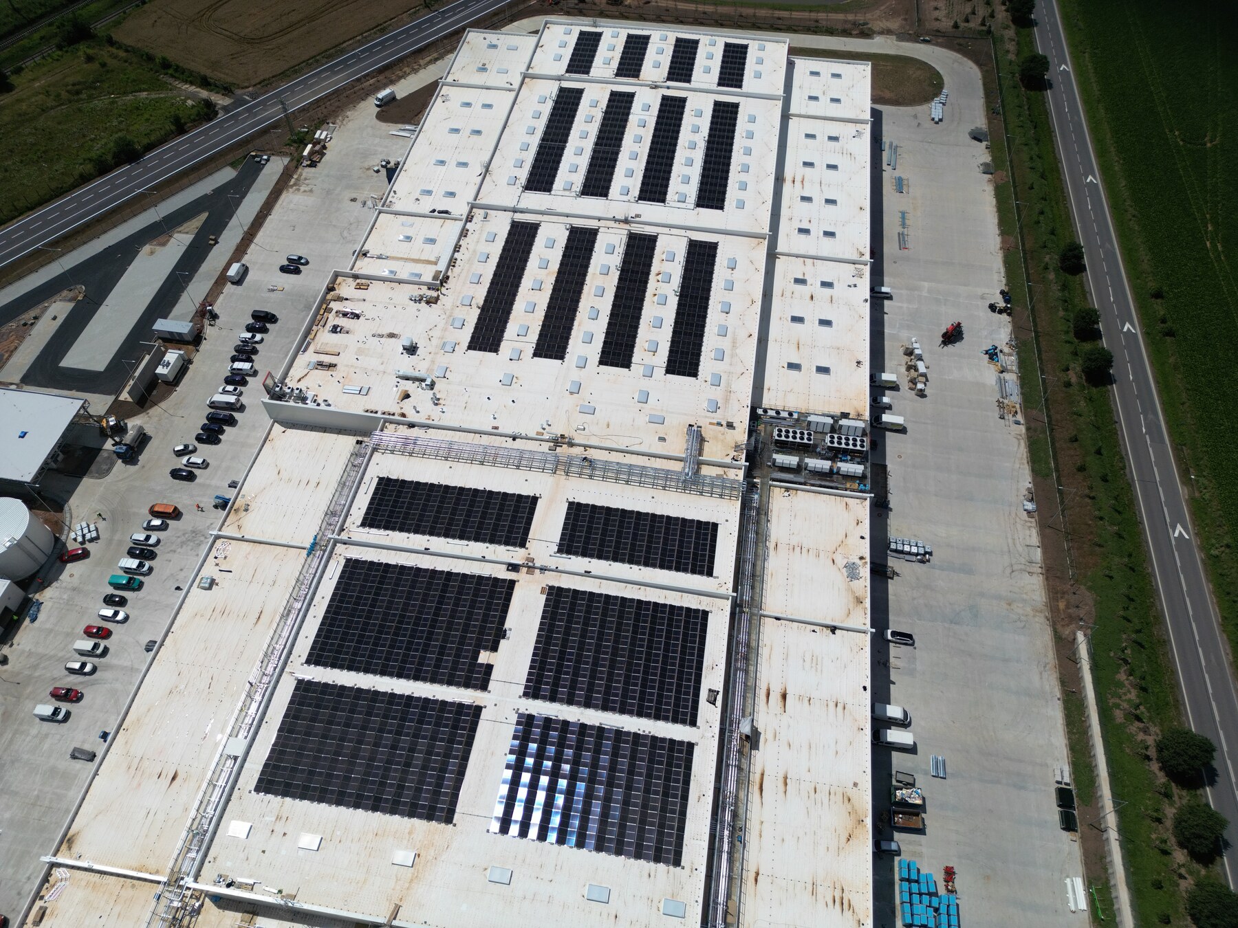 Letecký pohled na fotovoltaiku Penny ve Smiřicích